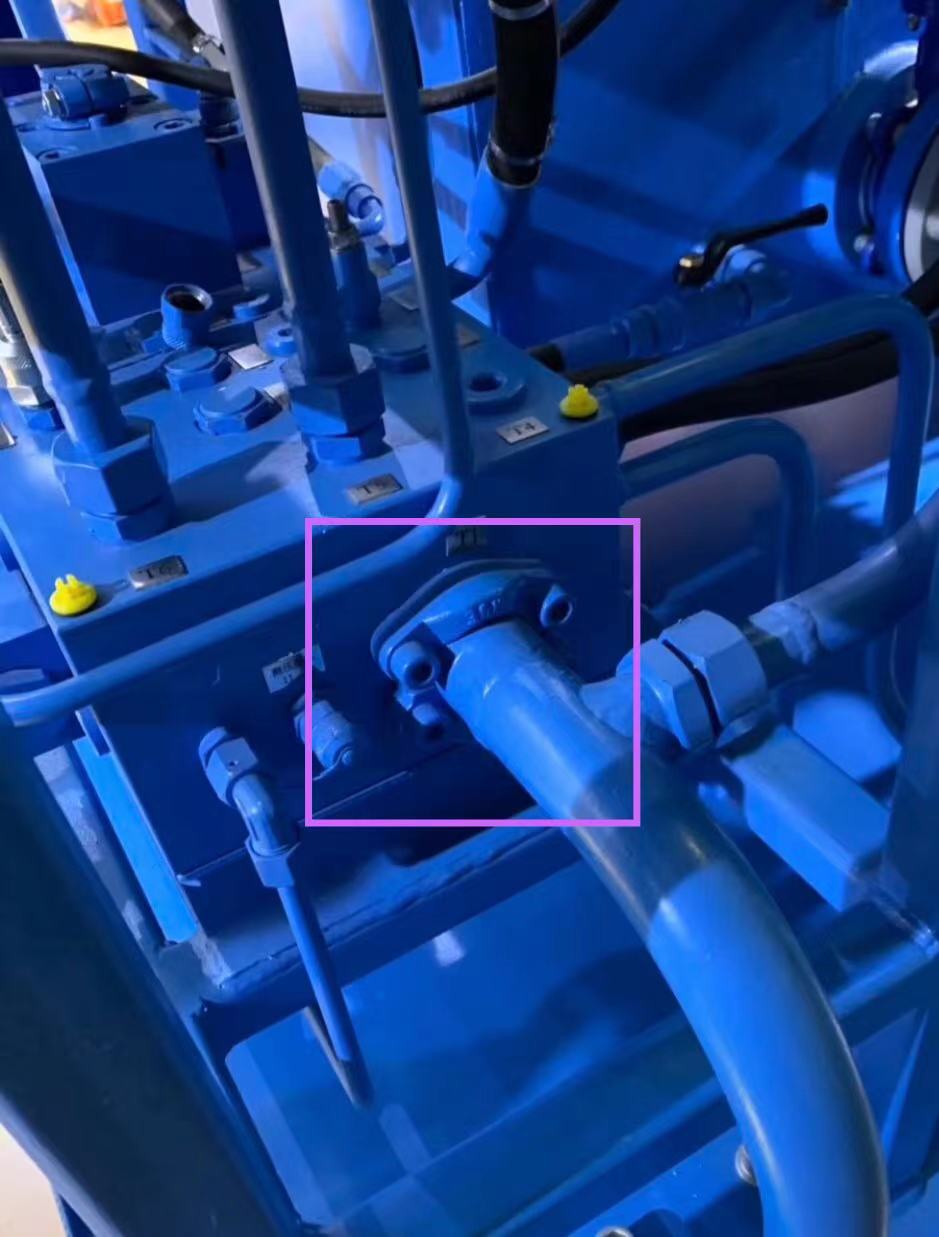 Application of SAE flange in hydraulic system of construction machinery